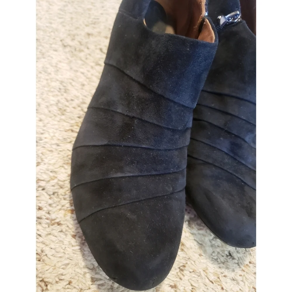Clarks Artisan Booties 10M Womens Black Suede Heeled Zippered Comfort Shoes